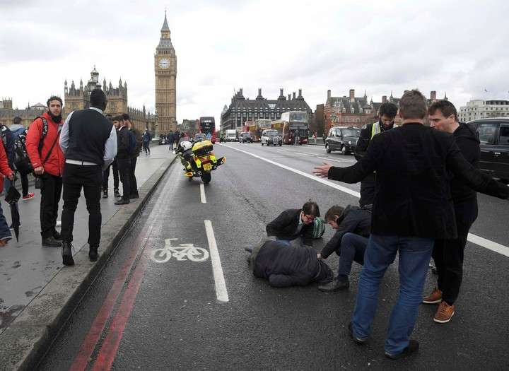 El atacante atropelló a 10 personas y acuchilló a un policía. Foto: Reuters.