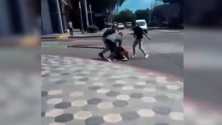 El ataque a golpes quedó registrado en un video. 