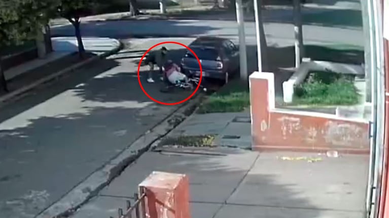El ataque del ladrón al hombre en bicicleta.