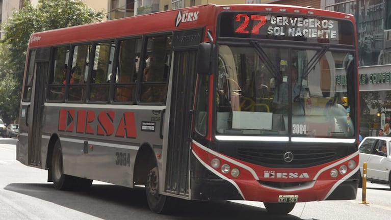 El ataque ocurrió en el interior del colectivo, en una parada en barrio Cerveceros.