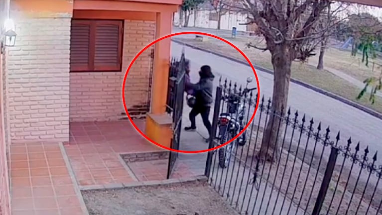 El ataque quedó registrado por una cámara de seguridad.
