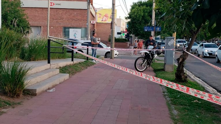 El ataque se produjo frente al lugar de trabajo de la víctima. Foto: Néstor Ghino/El Doce.