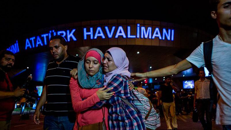 El atentado al aeropuerto dejó al menos 41 muertos y centenares de heridos. Foto: Getty / El País.