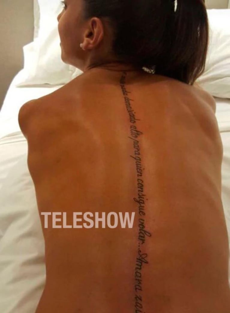 El atrevido tatuaje de Cinthia Fernández de la nuca a la cola