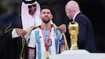 El atuendo colocado a Messi para levantar la Copa.