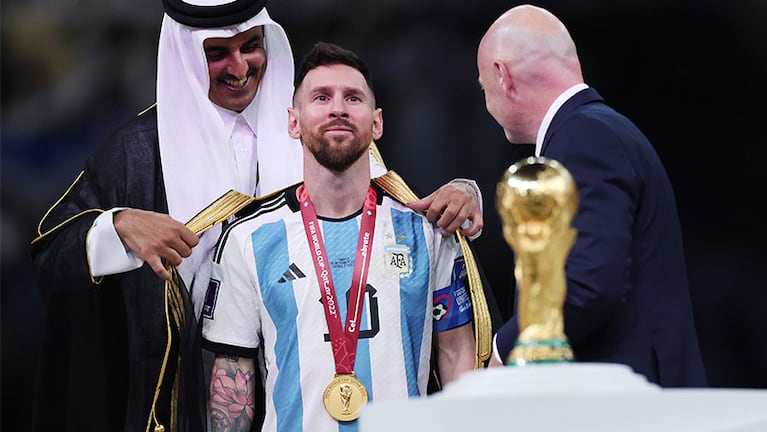 El atuendo colocado a Messi para levantar la Copa.