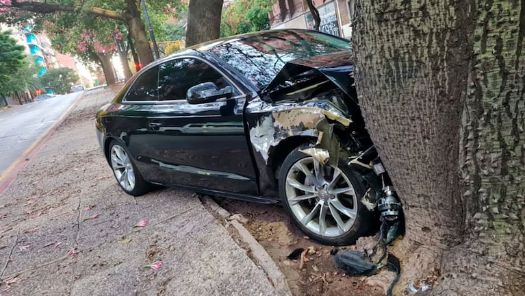 El Audi A5 impactó de frente contra un árbol.