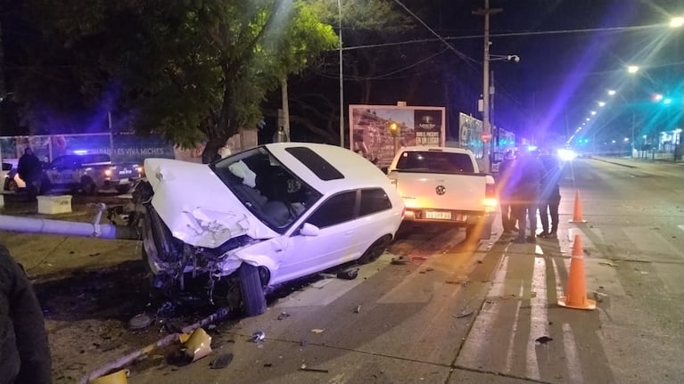 El Audi quedó colgando tras impactar contra un semáforo.