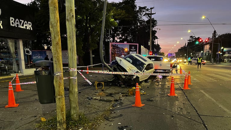 El Audi quedó colgando tras impactar contra un semáforo. Foto: Lucas Buoncristiani / El Doce