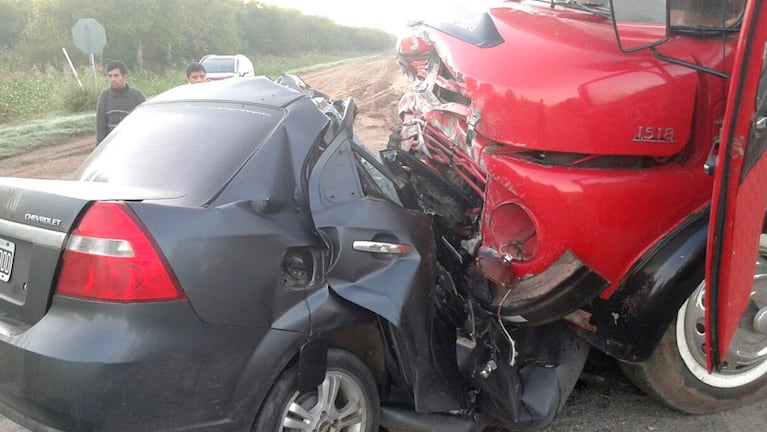 El auto aplastó la parte delantera del auto. 