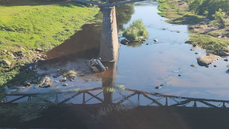 El auto atravesó una baranda y cayó al río. Foto: Panorama HD Cosquín.