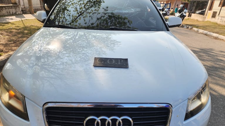 El auto Audi A3 de Cubas con el que casi choca al matrimonio.