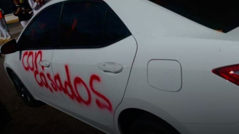 El auto aún sigue estacionado en al frente de la facultad de medicina.