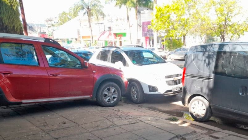 El auto blanco tapó toda la salida. Foto: Diario Chaco.