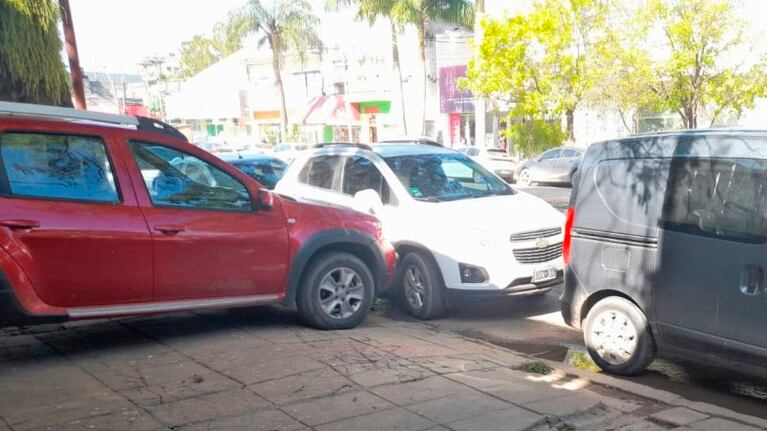 El auto blanco tapó toda la salida. Foto: Diario Chaco.