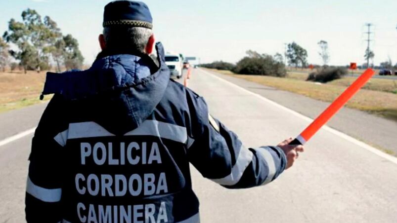 El auto cayó a la banquina mientras circulaba por la autovía.