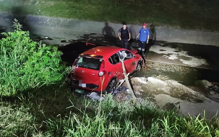 El auto cayó a un desagüe al lado de la Circunvalación.