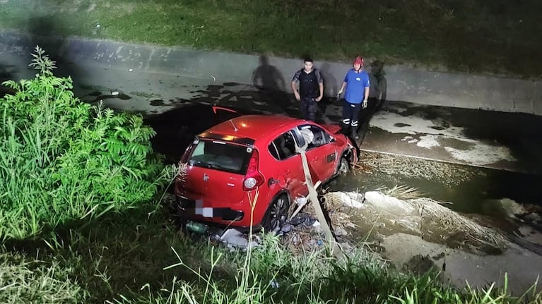 El auto cayó a un desagüe al lado de la Circunvalación.
