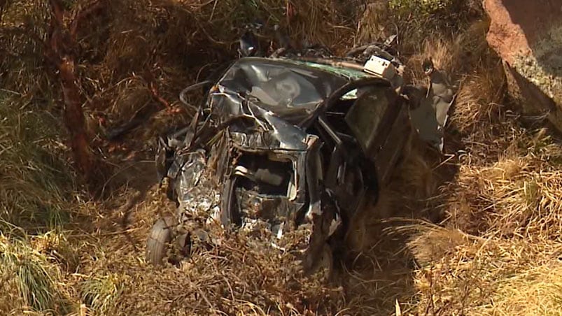 El auto cayó al barranco y los ocupantes quedaron atrapados.