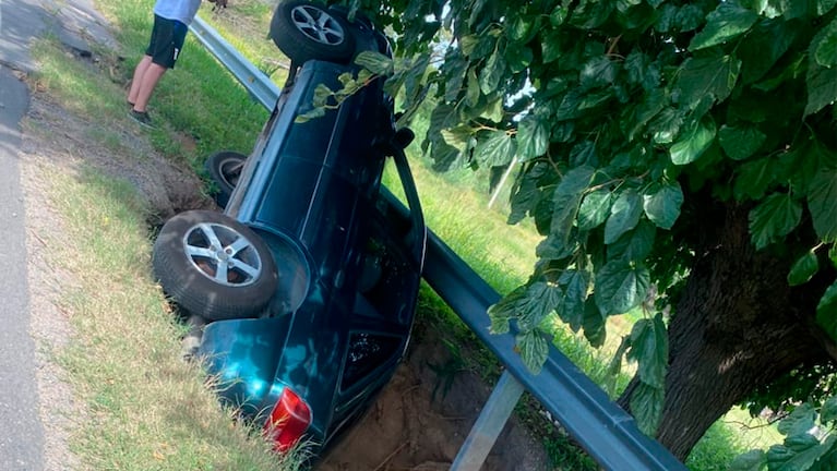 El auto cayó al zanjón en la zona de barrio Bajo Pueyrredón.