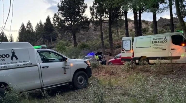 El auto cayó varios metros por una pendiente en la Ruta Nacional 23, a 30 kilómetros de Bariloche.