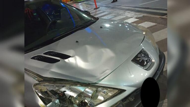 El auto chocó a la joven tras esquivar la camioneta del otro conductor imputado.