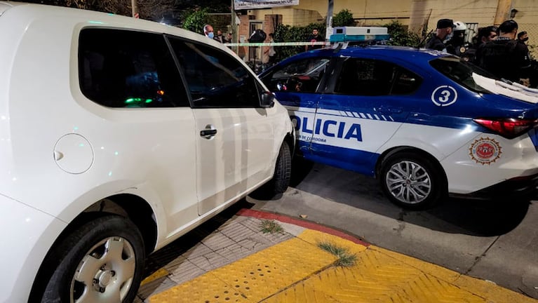 El auto chocó contra un patrullero. Foto: Julieta Pelayo/El Doce.