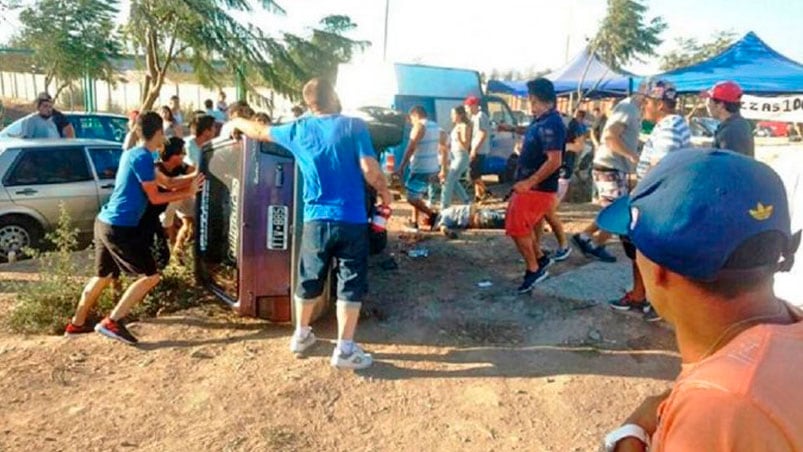 El auto chocó contra una zona de espectadores.