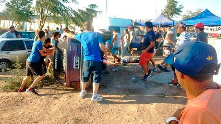 El auto chocó contra una zona de espectadores.