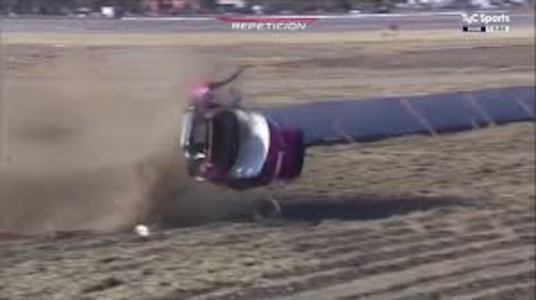 El auto de Álvarez dio tumbos sin parar.