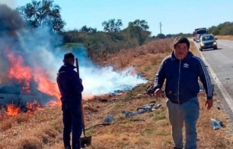El auto de Emiliano Chavero volcó e inmediatamente se incendió. Foto: Mirá el Norte.