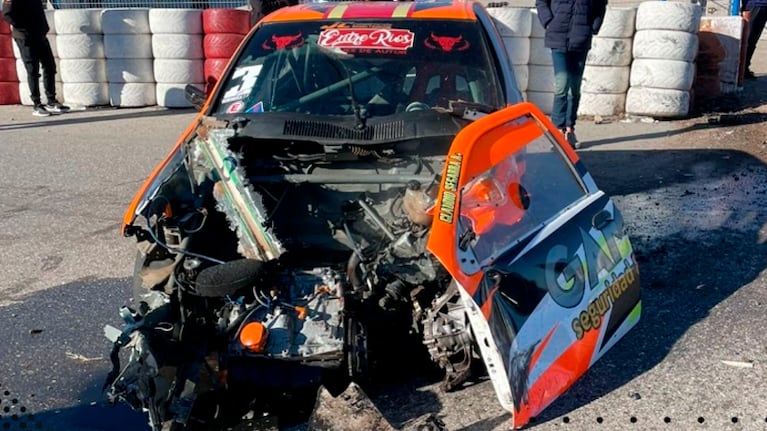 El auto de Segarra tras el fuerte impacto en Río Cuarto. Foto: Telediario Digital.