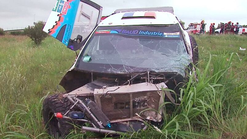 El auto del Dakar quedó destruido. 