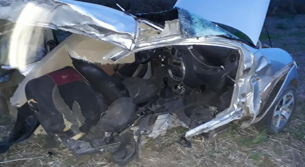 El auto del joven que falleció quedó destrozado.