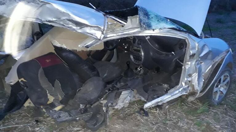 El auto del joven que falleció quedó destrozado.