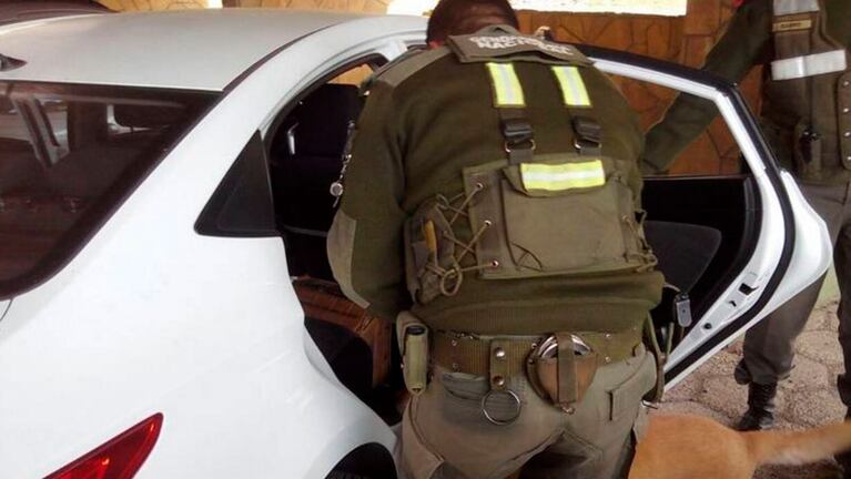 El auto del taxista chileno que los  gendarmes revisaron con un perro. 