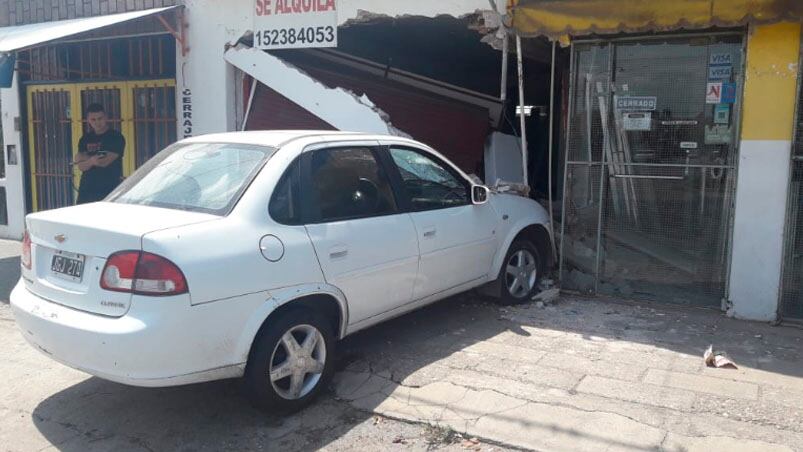 El auto derribó una columna y se cayó un pedazo de pared. 