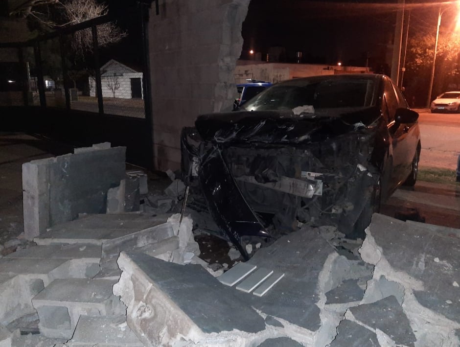 El auto derrumbó la pared de un Instituto.