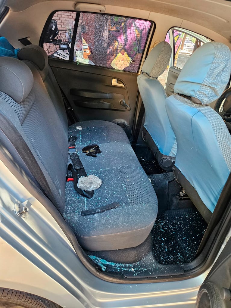 El auto destruido por limpiavidrios en la esquina de Plaza de las América.