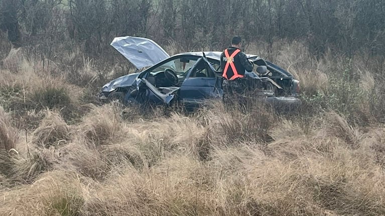 El auto dio varios tumbos y terminó en la banquina. Foto: Cabledigital.