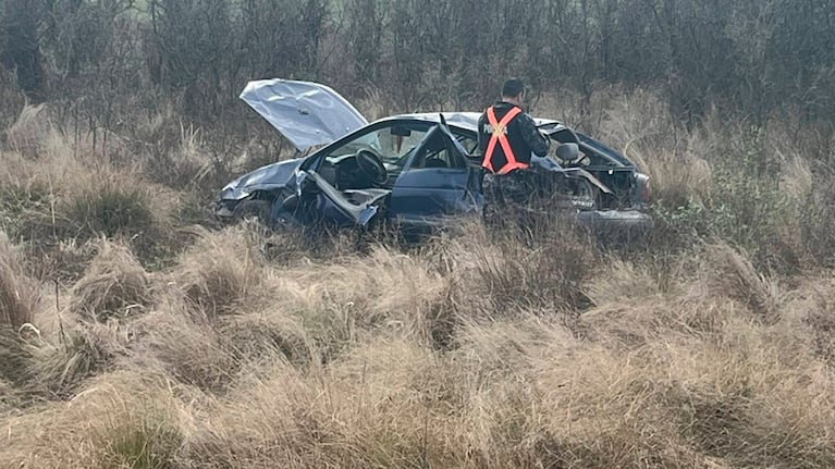 El auto dio varios tumbos y terminó en la banquina. Foto: Cabledigital.