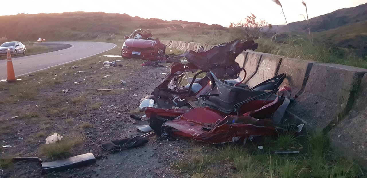 El auto donde viajaban las 5 víctimas fatales quedó destrozado. Foto: Sebastián Pfaffen / ElDoce.tv.