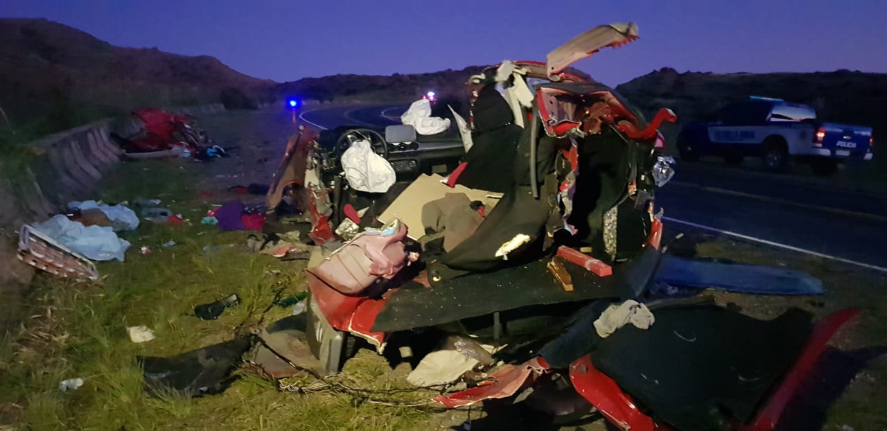 El auto donde viajaban las 5 víctimas fatales quedó destrozado. Foto: Sebastián Pfaffen / ElDoce.tv.