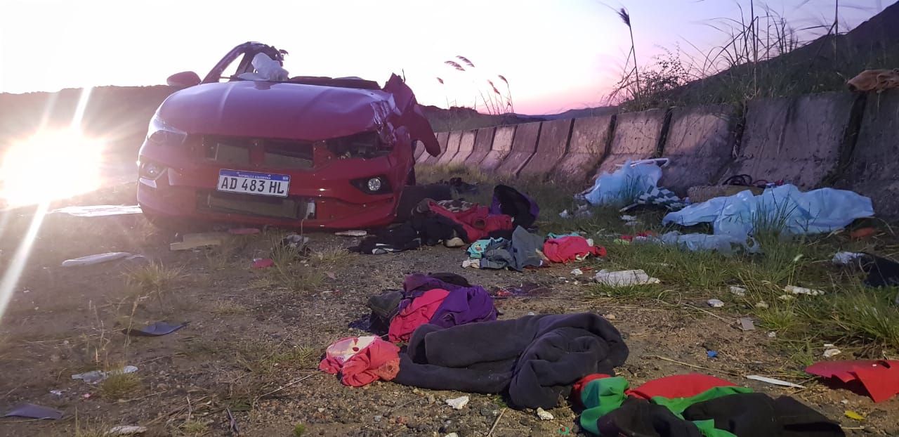 El auto donde viajaban las 5 víctimas fatales quedó destrozado. Foto: Sebastián Pfaffen / ElDoce.tv.