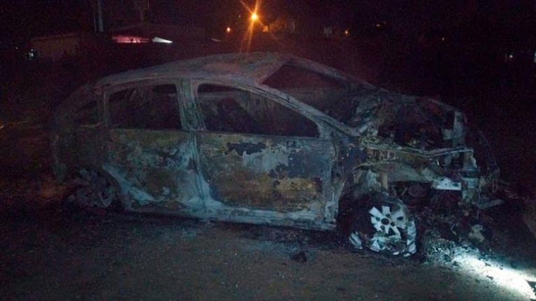 El auto en el que iba la víctima apareció incendiado. 