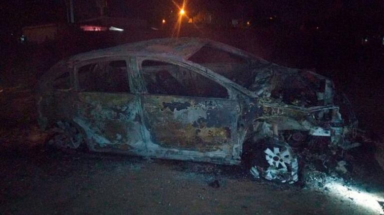 El auto en el que iba la víctima apareció incendiado.