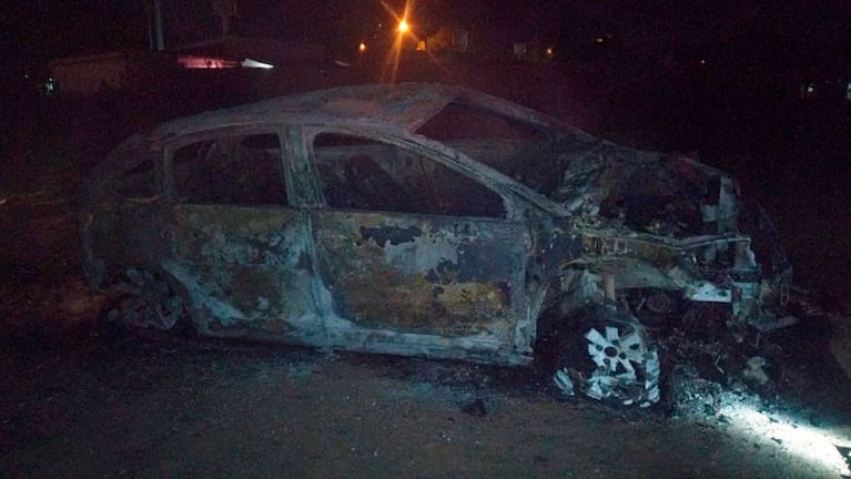 El auto en el que lo llevaron engañado y mataron apareció prendido fuego.