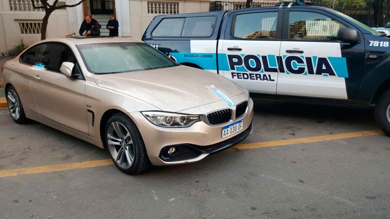 El auto está estacionado frente a la sede de la Policía Federal.