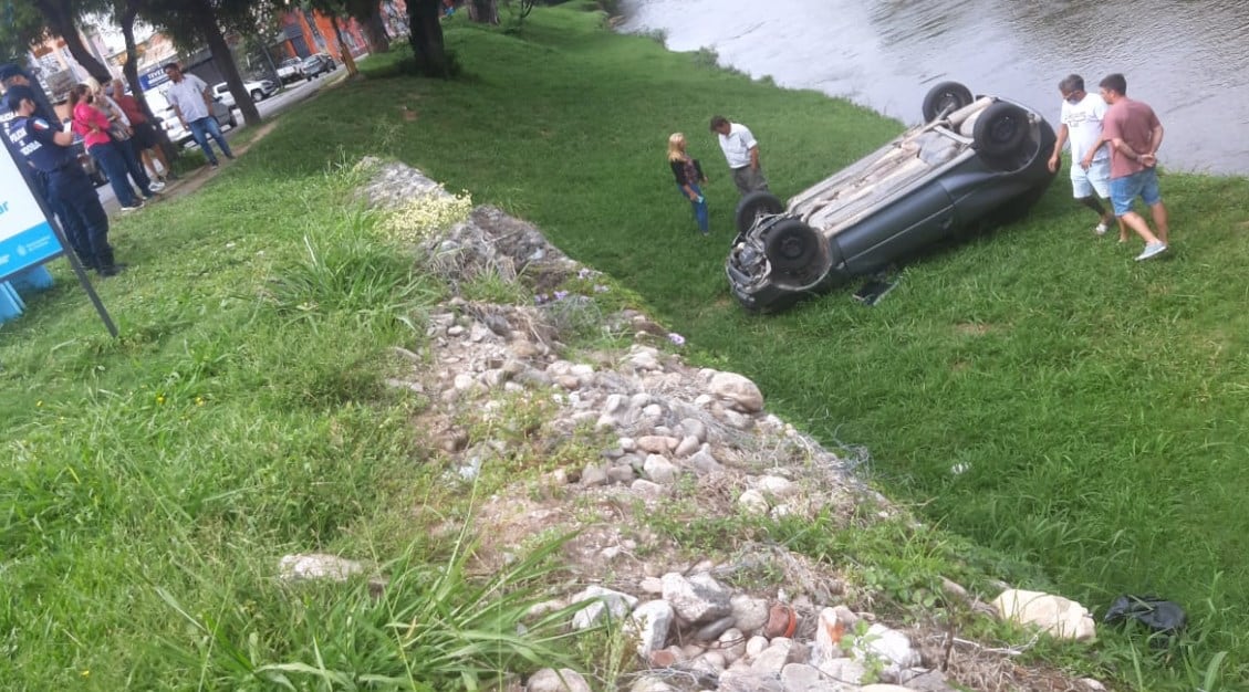 El auto estuvo a poco de caer al río.