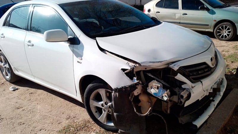 El auto fue abandonado en un estacionamiento.